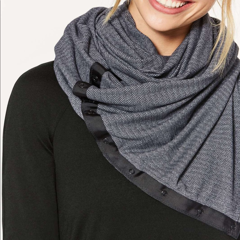 Lululemon Vinyasa Scarf in dark gray